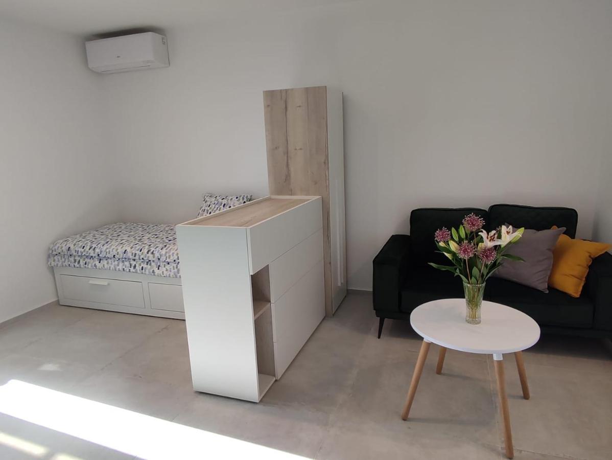 פורץ Studio Apartman Irma Cervar מראה חיצוני תמונה
