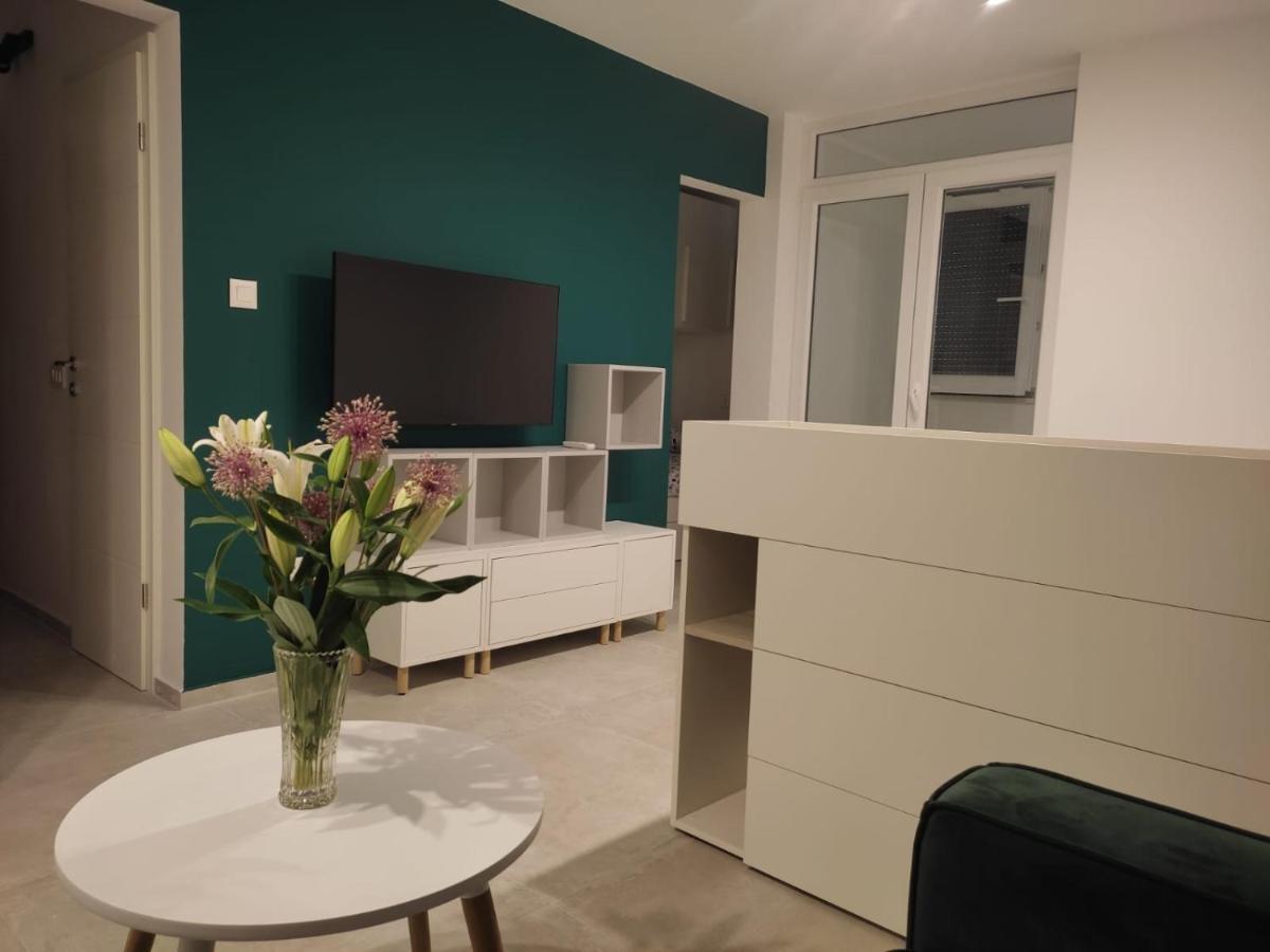 פורץ Studio Apartman Irma Cervar מראה חיצוני תמונה