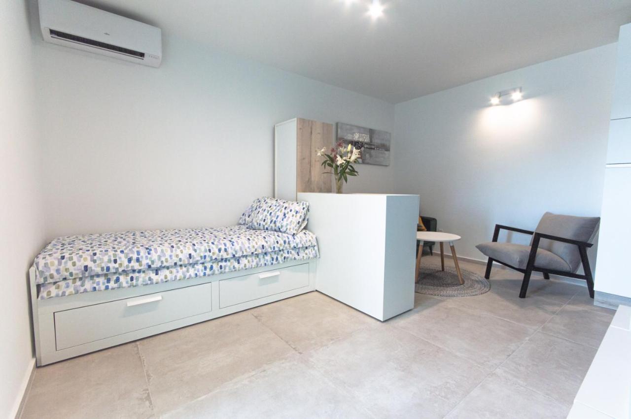 פורץ Studio Apartman Irma Cervar מראה חיצוני תמונה