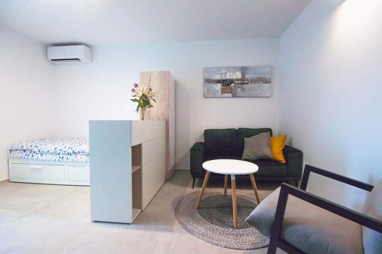 פורץ Studio Apartman Irma Cervar מראה חיצוני תמונה